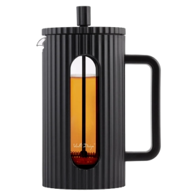 Čierny French Press Vialli Design LIVIO 1000 ml, plný uvareného čaju/kávy, pripravený na servírovanie.