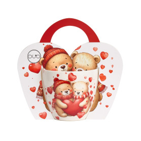 Detailný pohľad na porcelánovú šálku Medvedíky so srdiečkami v ozdobnom darčekovom košíčku.