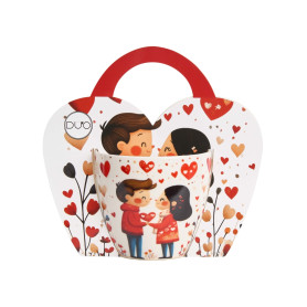 Porcelánová šálka s motívom zamilovaného páru a červených srdiečok v darčekovom balení.