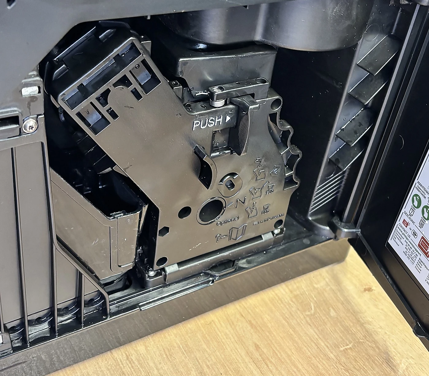 Čistý kávovar po údržbe – vyčistená centrálna jednotka a okolie