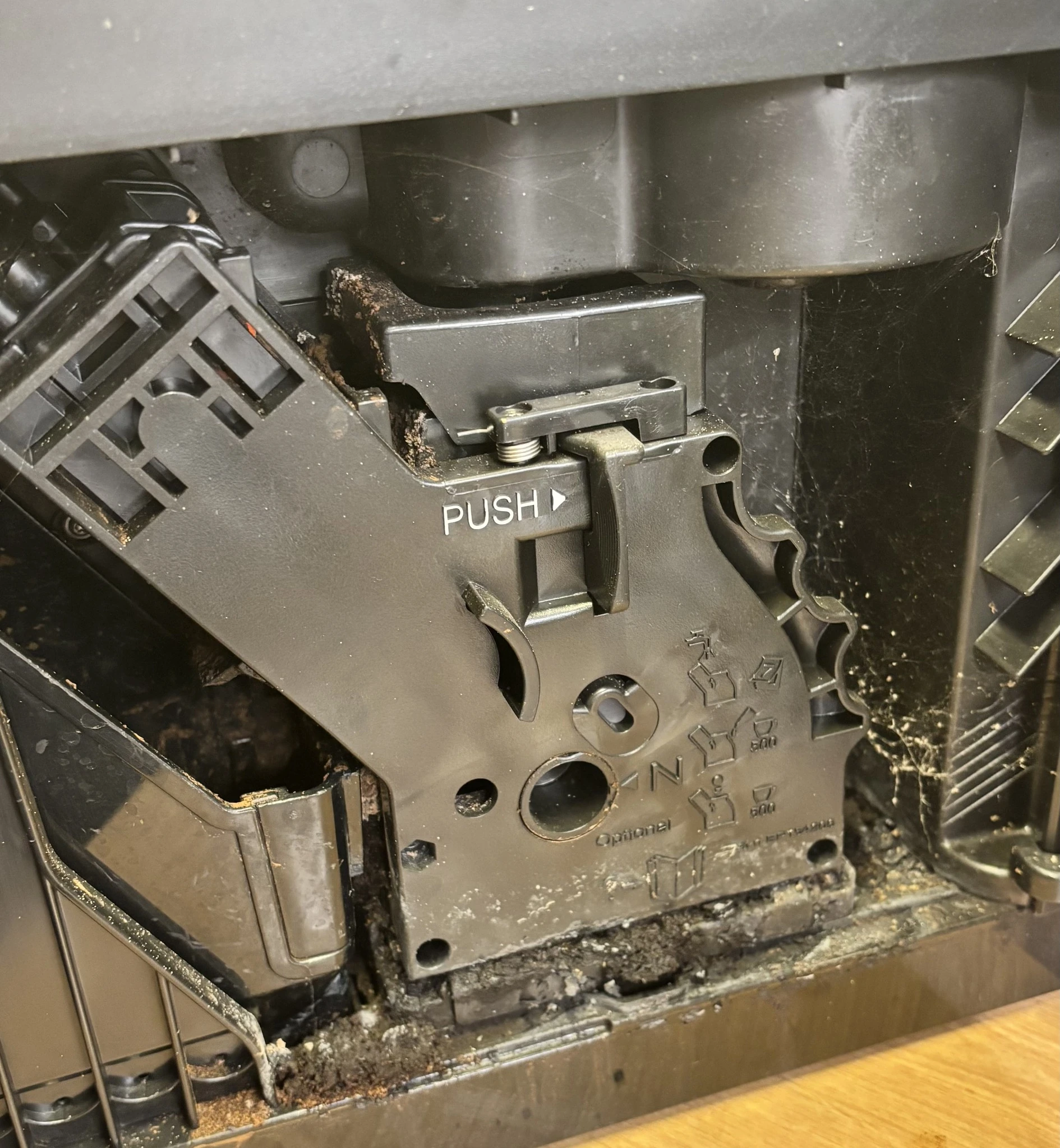 Zanedbaná údržba – znečistený mechanizmus a viditeľné usadeniny